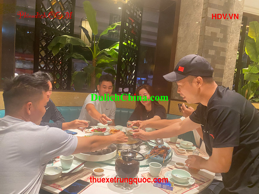 Gia đình Việt Nam thưởng thức ẩm thực Trung Hoa tại Quảng Châu.