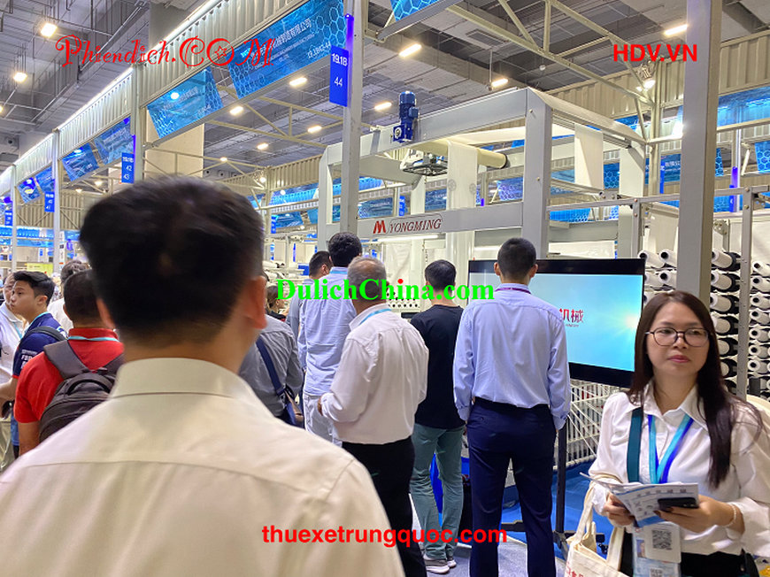 Người phiên dịch tại Quảng Châu hỗ trợ doanh nghiệp Việt thông dịch tại Canton Fair 2025.