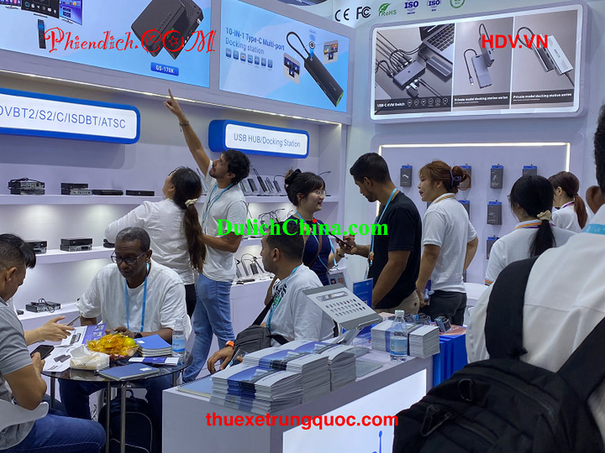 Người phiên dịch tại Quảng Châu hỗ trợ thông dịch Canton Fair.