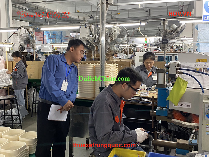 Thông dịch viên tiếng Trung tháp tùng chuyên gia Việt Nam kiểm tra và thẩm định nhà máy Trung Quốc.